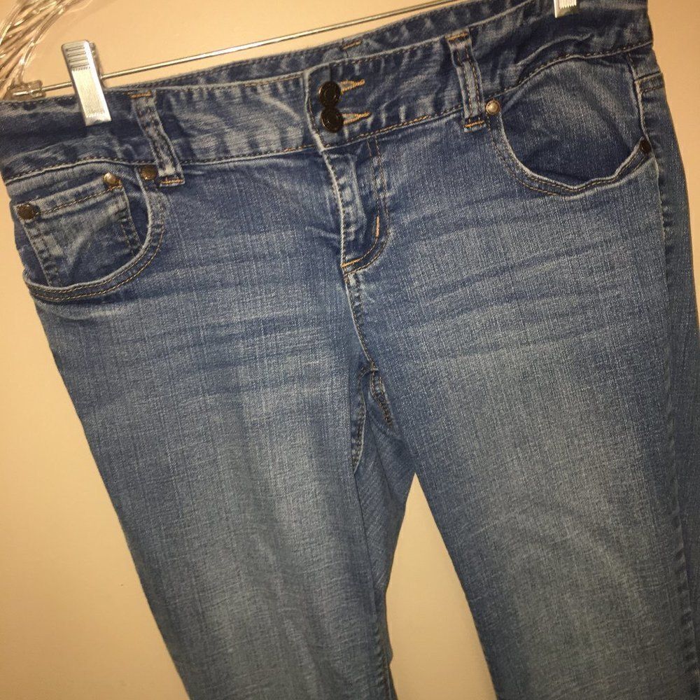 Maurices distressed Jeans Size 7/8 Long